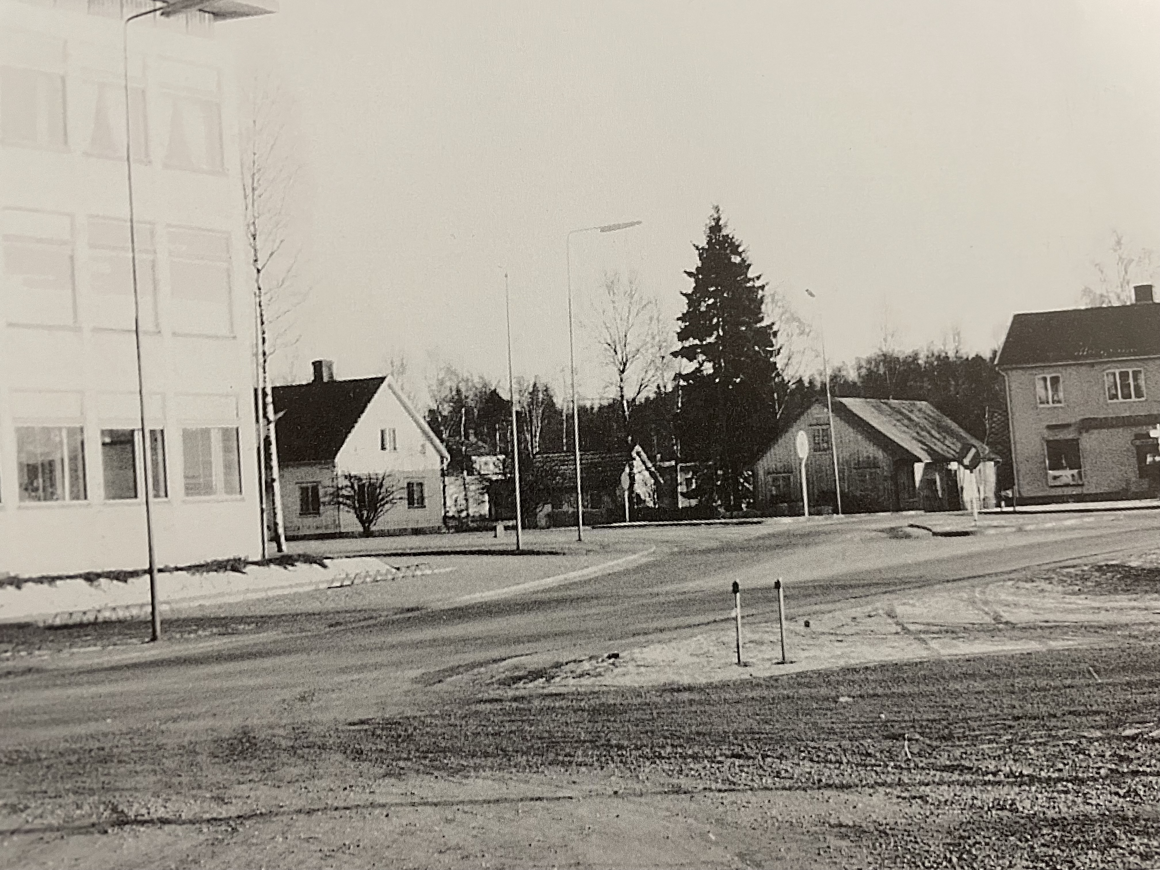 Bild: Bild från 70-talet med Forum till vänster och Järnhandeln till höger.