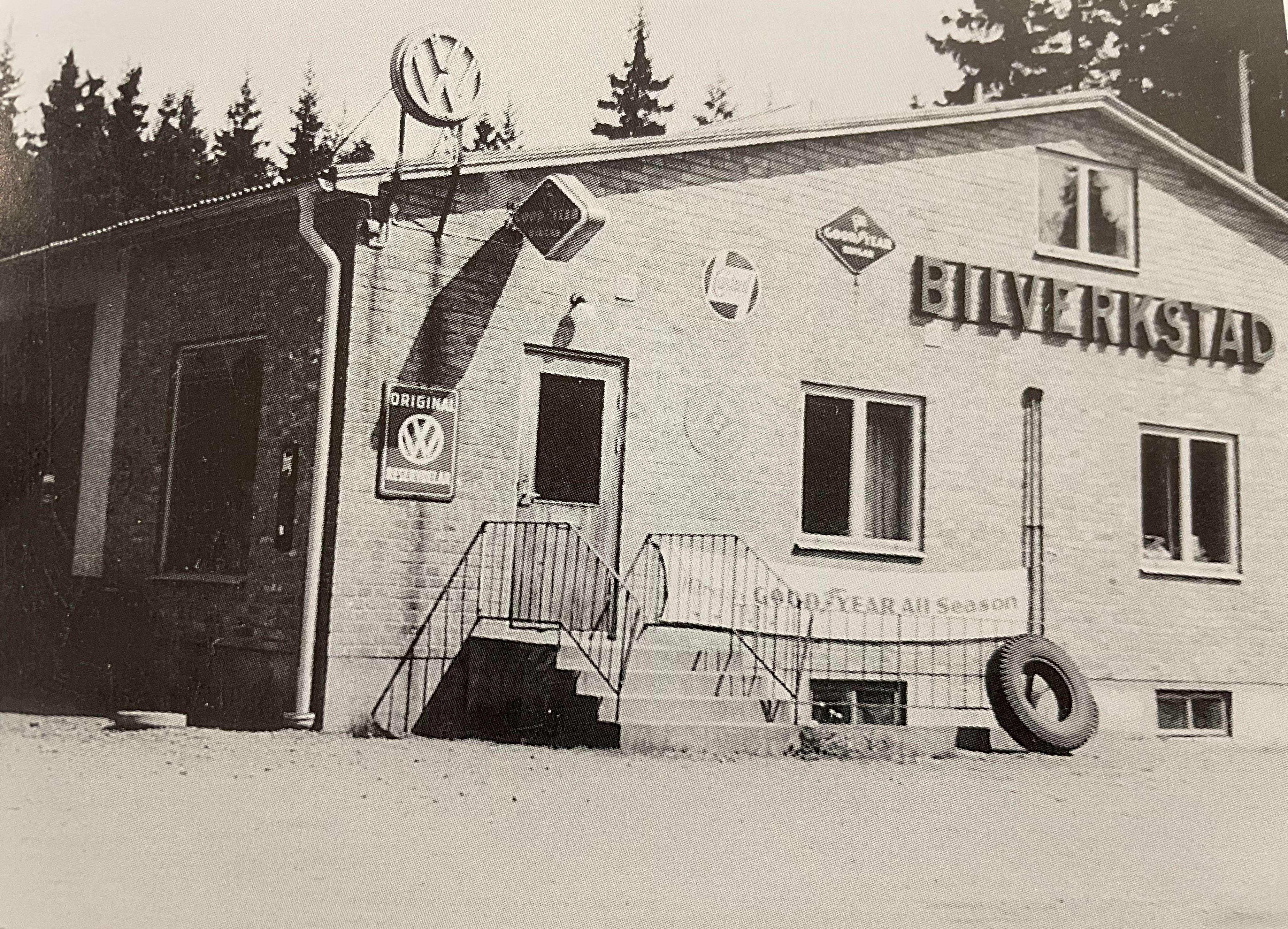 Bild: Hylte bilverkstad år 1956.