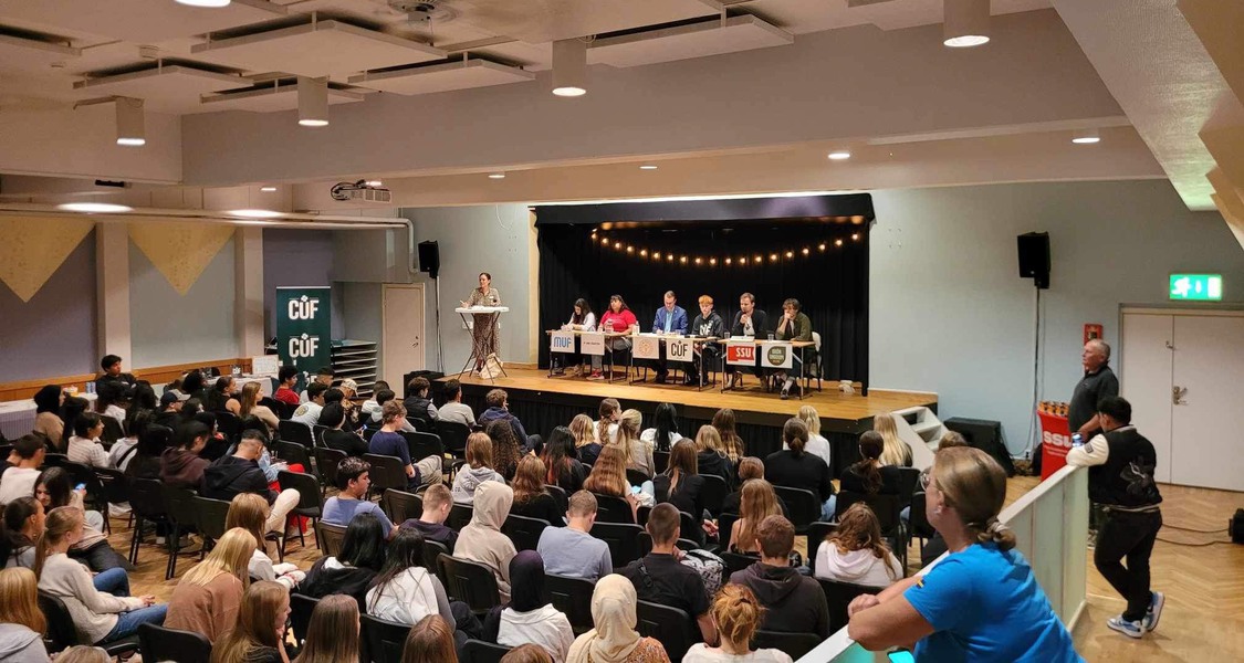 Bild: Debatt mellan Hallands politiska ungdomsförbund på Forum i Hyltebruk den 15 september, den internationella dagen för demokrati