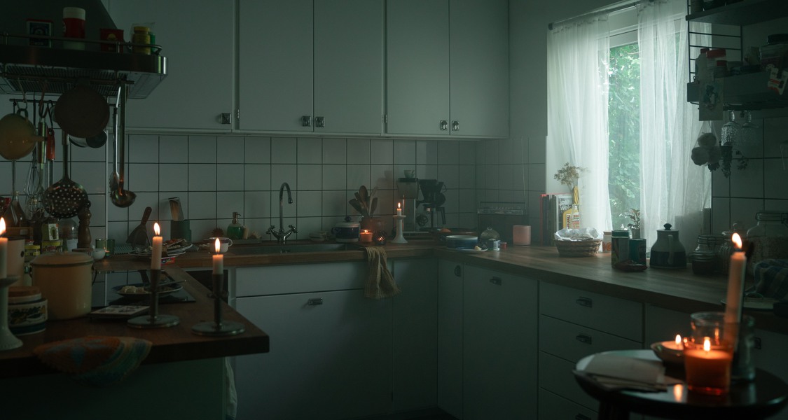 Bild: Ett kök där elen inte fungerar. På bänkarna står stearinljus och rummet ligger i dunkel.