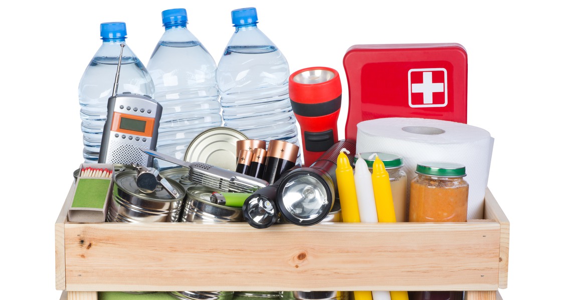 Bild: Vattenflaskor, batterier, radio, första hjälpen, ficklampor, stearinljus, konserverad mat, tändstickor och andra viktiga saker i en krislåda.