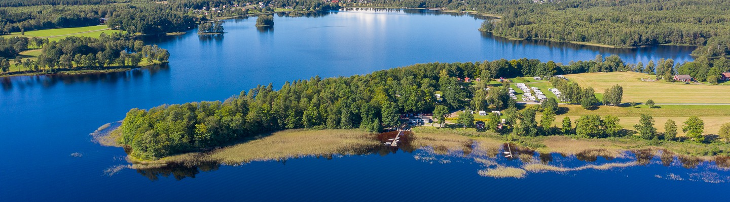 Bild: Flygbild över sjöarna runt Vallsnäs camping.