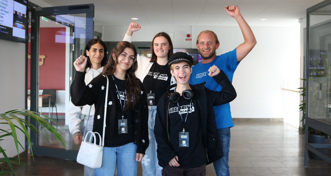 Fem ungdomar deltog i årets upplaga av UngDrive Academy. Längst till höger i bild är Georg Larsson som var coach åt ungdomarna. På bild saknas en av deltagarna.