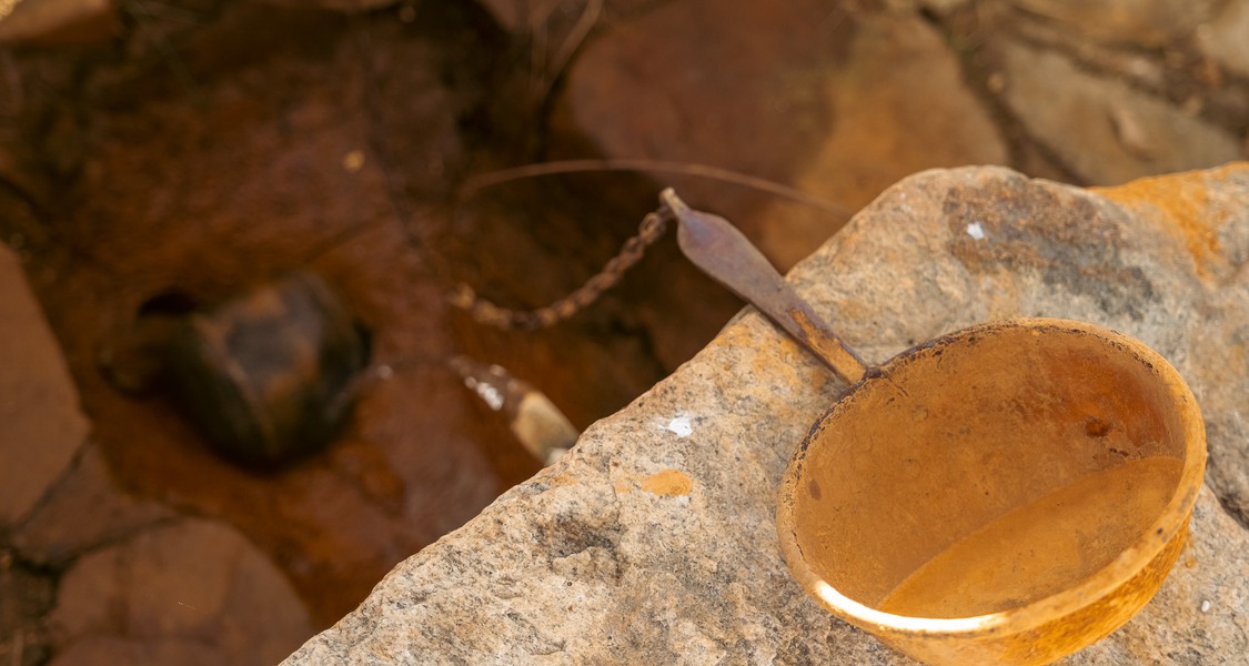 Bild: Hälsokällan i Unnaryd, vid Alebo pensionat, där människor fortfarande kan dricka det vatten som enligt sägnen ska kunna bota sjukdomar.