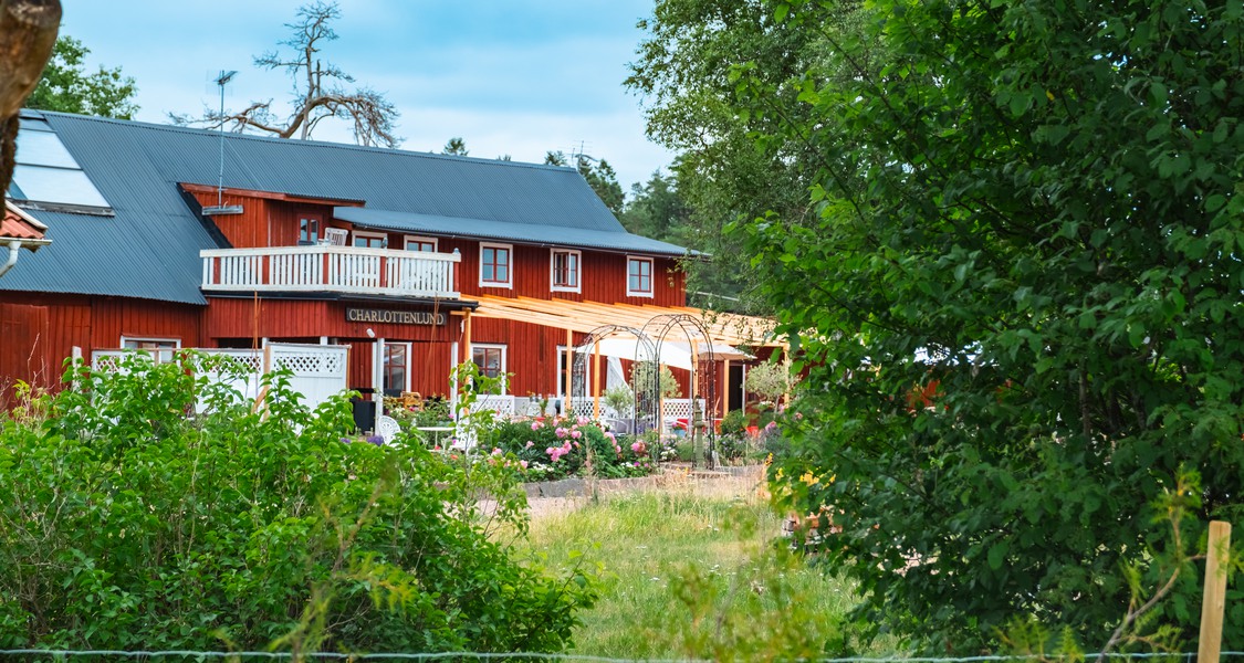 Bild: Charlottenlunds gårdhotell i Långaryd har en stor uteservering med bar.
