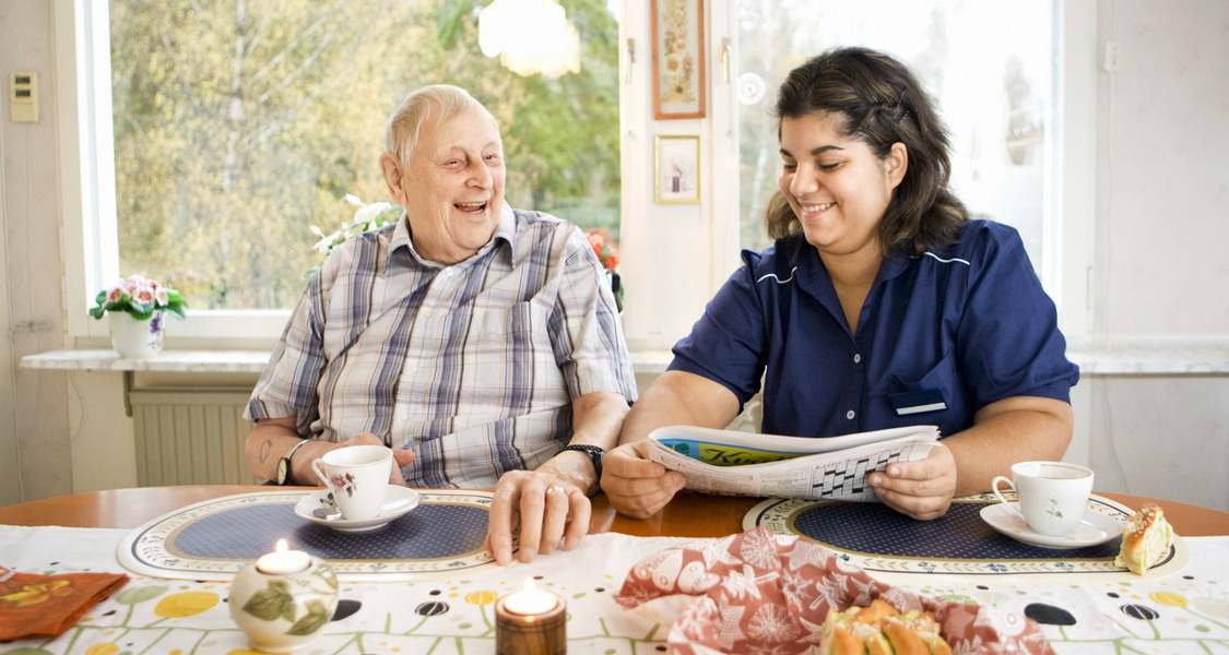 Bild: Äldre man och kvinna från hemtjänst skrattar tillsammans