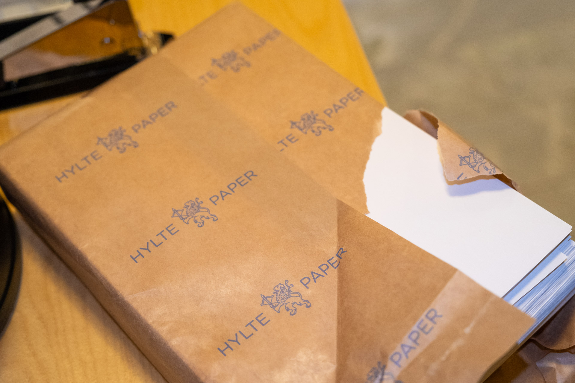 Ett paket med Hylte Eco Paper ligger på ett bord.